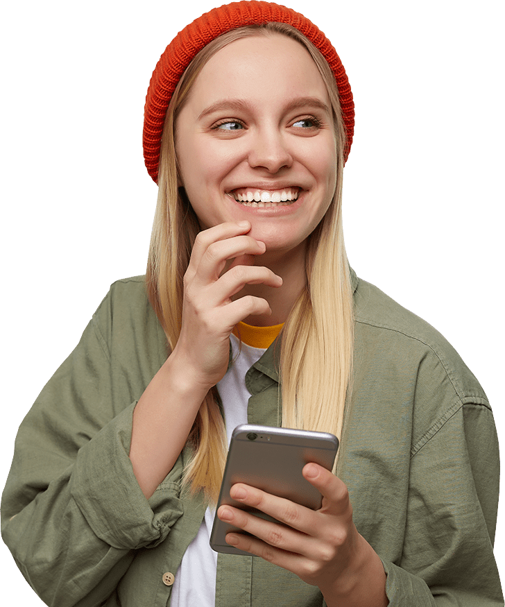 Utilisatrice consultant un chatbot IA personnalisé sur son smartphone